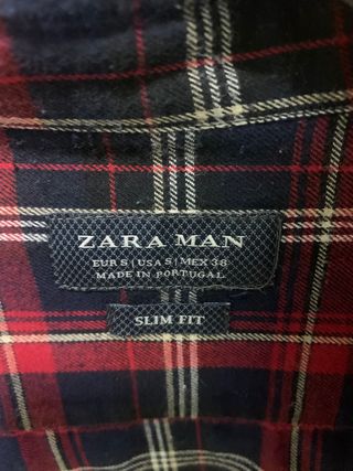 Camisa a cuadros de Zara.