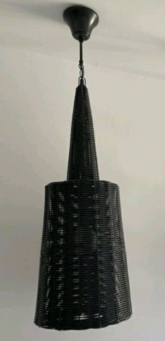 Lámpara de techo de mimbre.