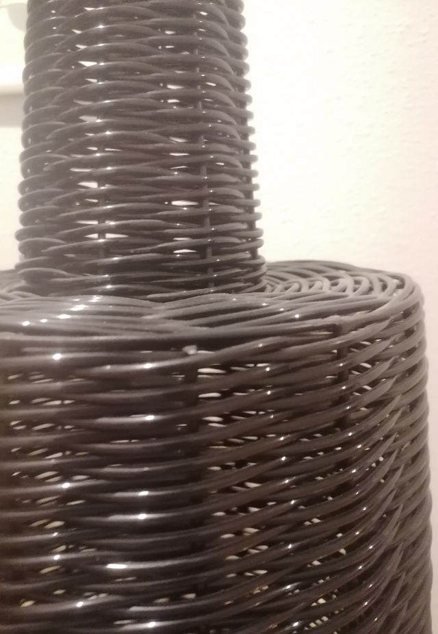 Lámpara de techo de mimbre.