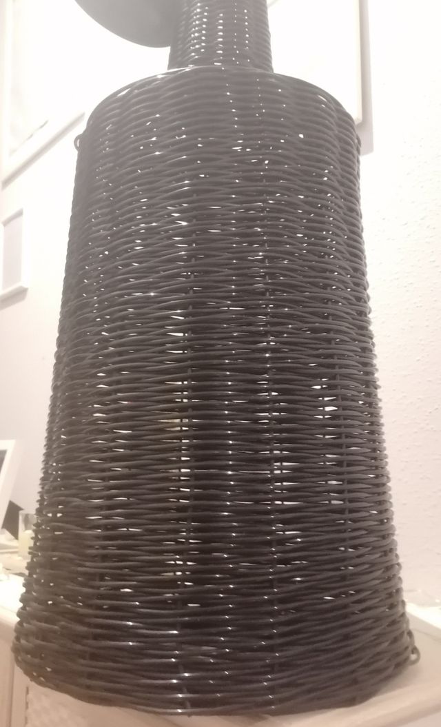 Lámpara de techo de mimbre.