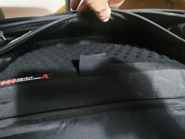 maletin portátil y papeles Roncaro