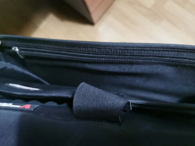 maletin portátil y papeles Roncaro