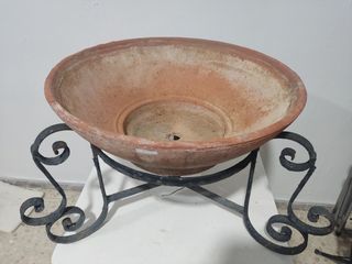 maceta con pie de forja