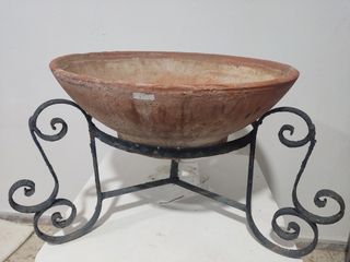 maceta con pie de forja