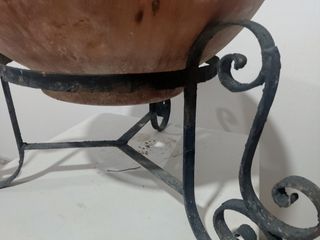 maceta con pie de forja