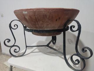 maceta con pie de forja