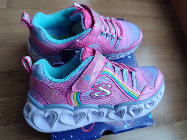 num. 29. Deportivas SKECHERS con luces