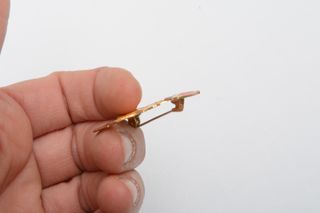 Broche esmaltado vintage patito con un paraguas