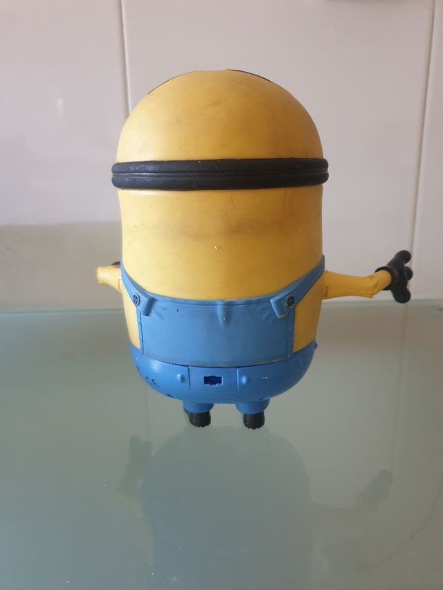 Minion electrónico y Minion peluche