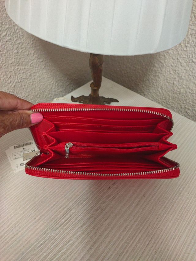 Monedero rojo de buen tamaño, sin estrenar.