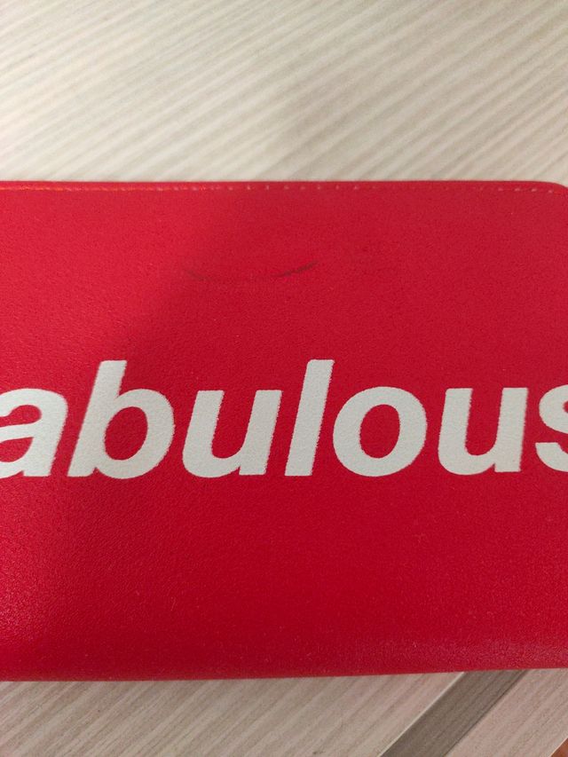 Monedero rojo de buen tamaño, sin estrenar.