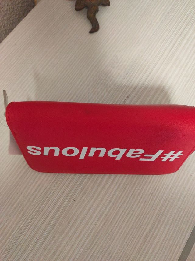 Monedero rojo de buen tamaño, sin estrenar.