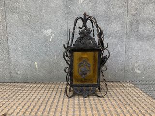 Antiguo farol de hierro y chapa