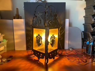 Antiguo farol de hierro y chapa