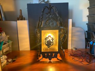 Antiguo farol de hierro y chapa