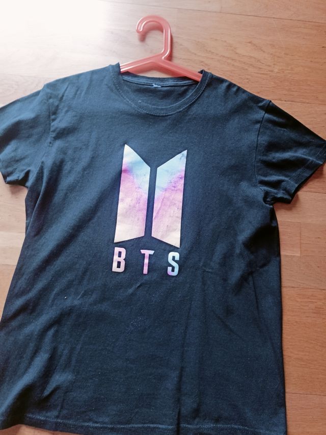 Camiseta negra de manga corta BTS