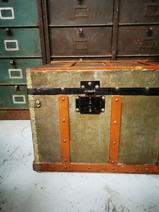 baúl Antiguo. metal y madera