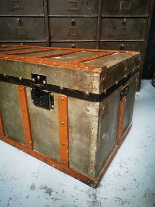 baúl Antiguo. metal y madera