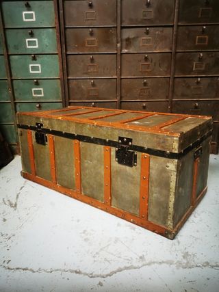 baúl Antiguo. metal y madera