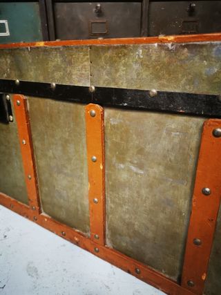 baúl Antiguo. metal y madera