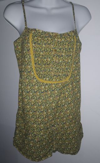 Mono corto floral. De Pull & Bear.