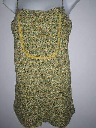 Mono corto floral. De Pull & Bear.