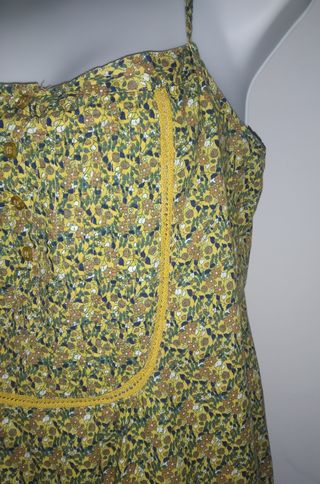 Mono corto floral. De Pull & Bear.