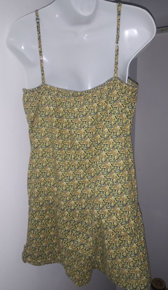 Mono corto floral. De Pull & Bear.