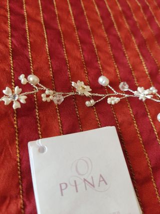 Tocado joya e hilo de plata marca PINA.