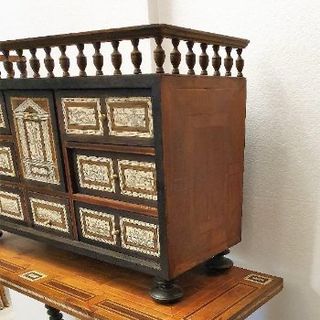 BARGUEÑO DE HUESO Y MARQUETERIA