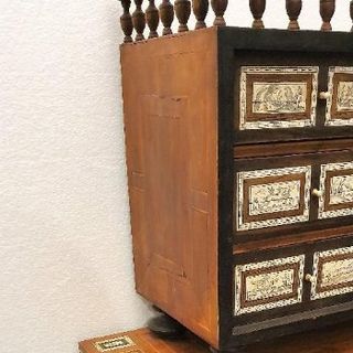 BARGUEÑO DE HUESO Y MARQUETERIA