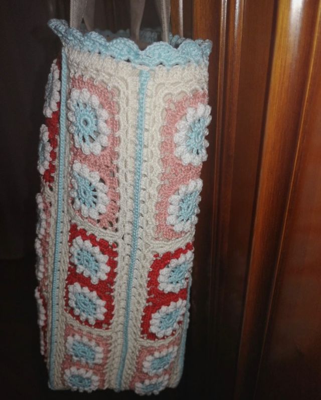 Borsa fatta a mano all'uncinetto