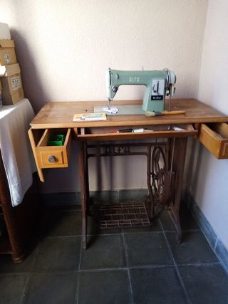 Máquina de coser con mueble Alfa