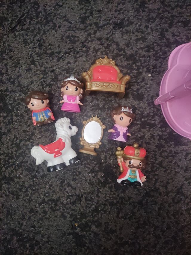 Castelo infantil com figuras