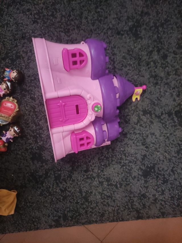 Castelo infantil com figuras