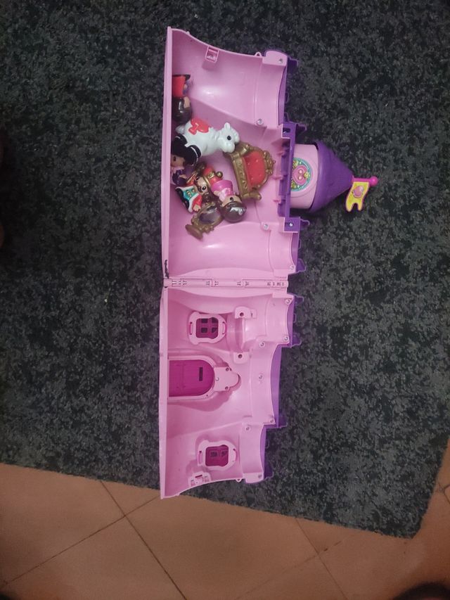 Castelo infantil com figuras