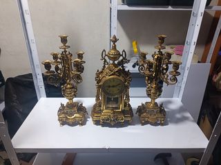 Reloj y candelabros de bronce antiguos