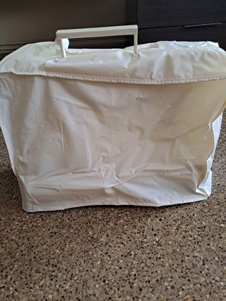 Máquina de coser sin uso.