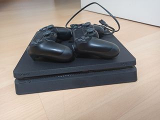 PlayStation 4 slim/ PS4 con dos mandos + 11 juegos