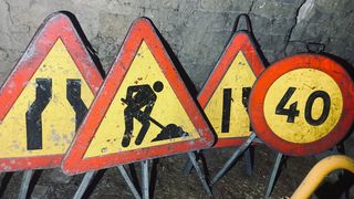 SEÑAL CON TRÍPODE DE SUELO