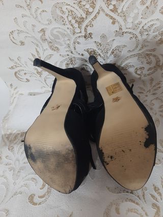 Zapatos negros con flecos.