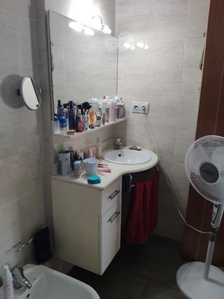 Pica de lavabo, grifo Roca, mármol y armario