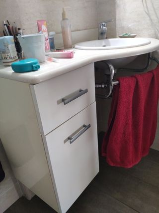 Pica de lavabo, grifo Roca, mármol y armario