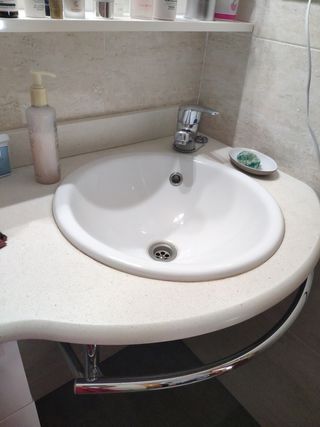 Pica de lavabo, grifo Roca, mármol y armario