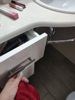 Pica de lavabo, grifo Roca, mármol y armario