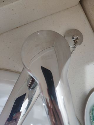 Pica de lavabo, grifo Roca, mármol y armario