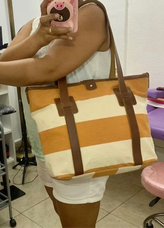 Bolso de lona y cuero.
