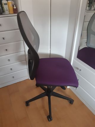 Silla oficina Morada protección lumbar