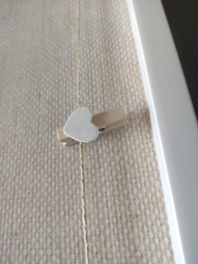 Cuadro con cuerda y pinzas corazón para fotos