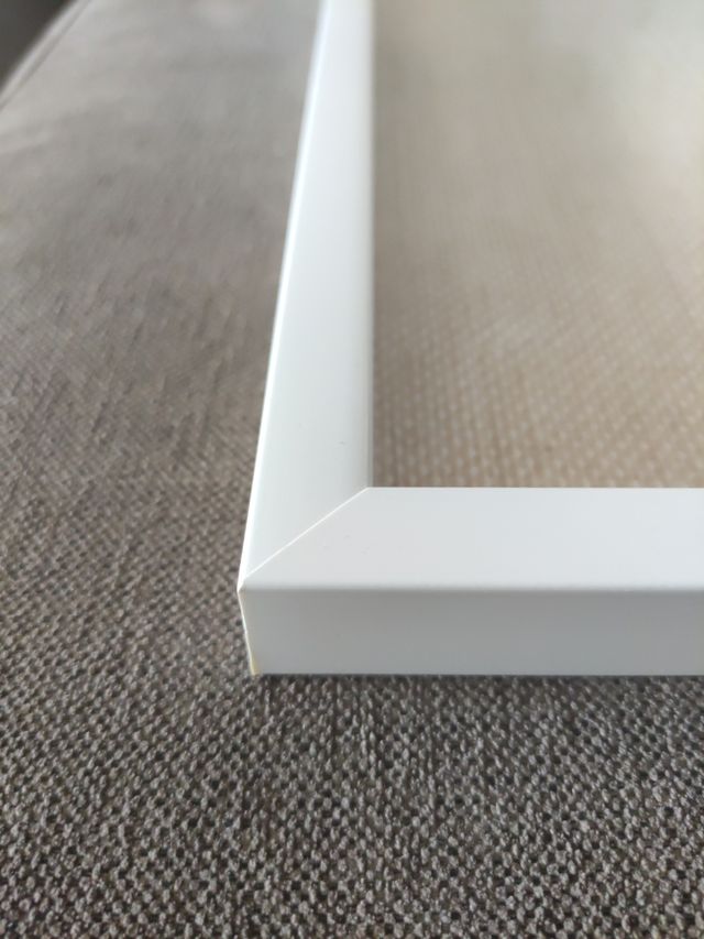 Cuadro con cuerda y pinzas corazón para fotos